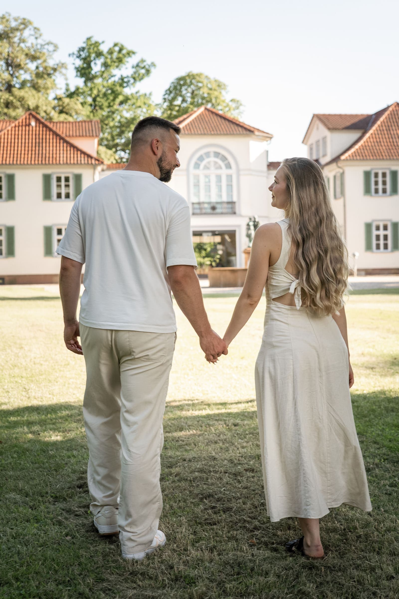 Regina & Tobi vor Schloss Schönfeld